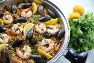 spanish, paella, rice, seafood, chicken, shrimp, mussels, lemon