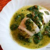 Platija Rellena de Carne de Cangrejo con Salsa de Tomate y Perejil