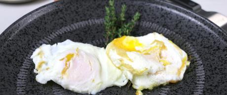 fried eggs, sunny side up, over easy eggs, eggs, breakfast, lunch, brunch, snack